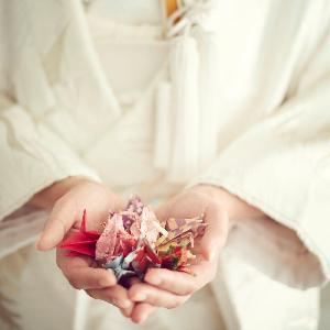 アルマリアン 福岡(ALMALIEN FUKUOKA) 結びでは、和装に似合う折り鶴シャワーで退場シーンを華やかに彩って