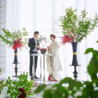 アルマリアン 福岡(ALMALIEN FUKUOKA) 純白の挙式会場では和装人前式も可能
水合わせの儀は人気の演出