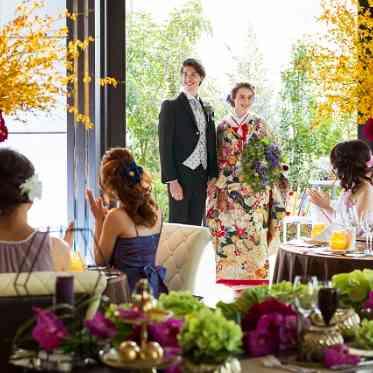 アルマリアン 福岡(ALMALIEN FUKUOKA) 緑溢れるテラスからの入場は、ゲストから拍手喝采。サプライズ入場も人気