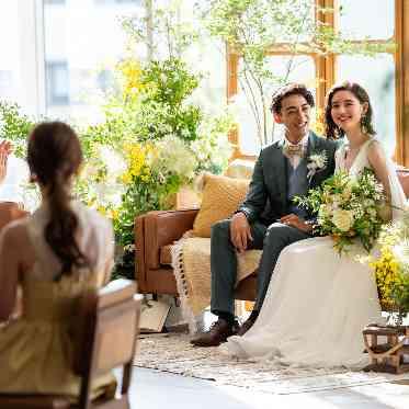 アルマリアン 福岡(ALMALIEN FUKUOKA) ソファーをメインテーブルとして使用し、気兼ねなくゲストとふれあえる空間に