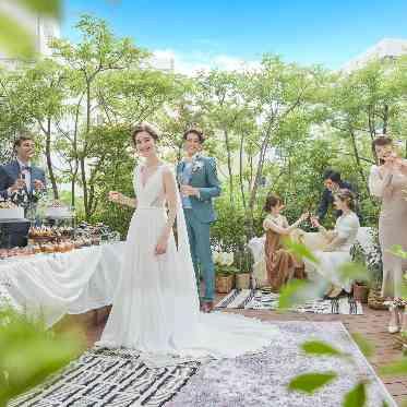 アルマリアン 福岡(ALMALIEN FUKUOKA) 会場隣接のテラススペースでは、豊かな緑のなかゲストとリラックスした時間を過ごせる