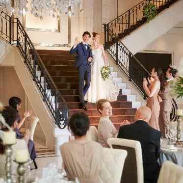 アルマリアン 福岡(ALMALIEN FUKUOKA) 正方形の会場造りは、メインテーブルとゲストとの距離が近く、VIP席でお迎えできる