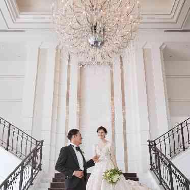 アルマリアン 福岡(ALMALIEN FUKUOKA) 大きいシャンデリアが印象的な入場シーンを演出