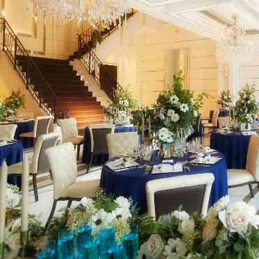 アルマリアン 福岡(ALMALIEN FUKUOKA) シャンデリア煌めく上品な空間は、ネイビーのコーディネートも良く映える