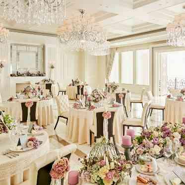 アルマリアン 福岡(ALMALIEN FUKUOKA) 白基調の会場はコーディネート次第で様々なアレンジを楽しめる