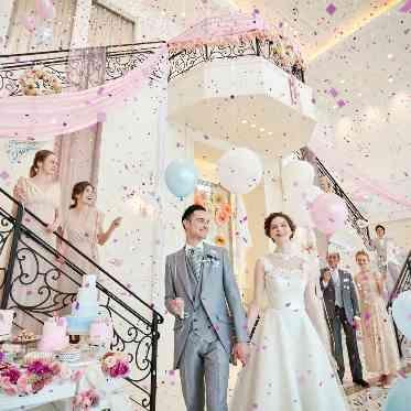 アルマリアン 福岡(ALMALIEN FUKUOKA) 階段付きのホワイエでは様々な演出も楽しめる