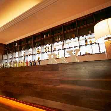 上品なバーカウンター。ゲストの好みをお酒やドリンクを並べてお料理と一緒に楽しんで