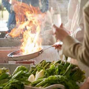 アルマリアン 福岡(ALMALIEN FUKUOKA) シェフが目の前で料理を仕上げるライヴパフォーマンス!出来立ての料理を家族にお届け