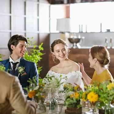 ゲストと同じテーブルを囲む会食パーティ。ゲストと一緒に笑顔溢れるひと時を