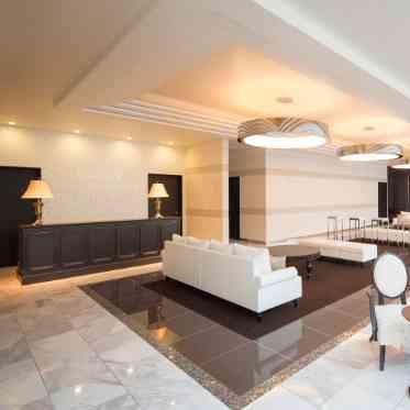 アルマリアン 福岡(ALMALIEN FUKUOKA) 【メインロビー】クロークを完備。すぐに荷物を預けられるので遠方ゲストも嬉しい