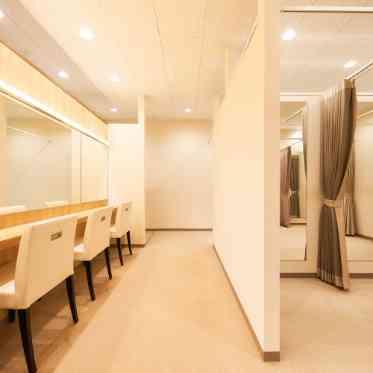 アルマリアン 福岡(ALMALIEN FUKUOKA) 【ゲスト着付室・更衣室】美容着付サービスもあり、安心して当日を迎えることができる