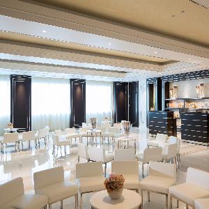 アルマリアン 福岡(ALMALIEN FUKUOKA) 【来賓友人待合室】完全貸切で利用でき、プロジェクタースクリーンも完備