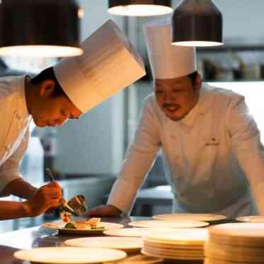 会場隣接キッチンもあり、出来立てのお料理がゲストにサーブされるのも嬉しいポイント