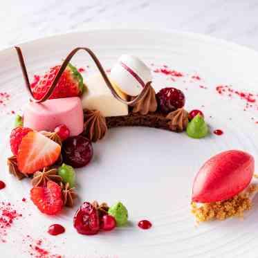 アルマリアン 福岡(ALMALIEN FUKUOKA) 見た目も華やかなパティシエ特製のスイーツ