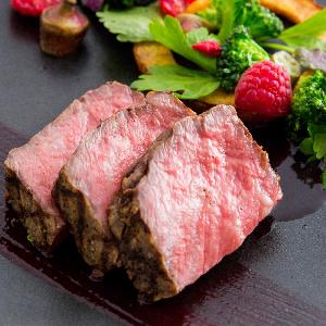 目にも鮮やかな逸品の数々。華やかな彩りの一皿が芸術品のようでゲストの会話も弾む