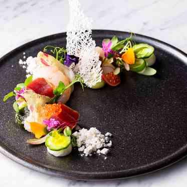 アルマリアン 福岡(ALMALIEN FUKUOKA) 華やかな和フレンチの前菜はお箸でも召し上がれる