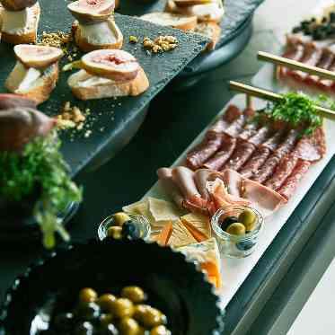 アルマリアン 福岡(ALMALIEN FUKUOKA) お酒好きなゲストへのおもてなしにはサラミやアンチョビのビュッフェを