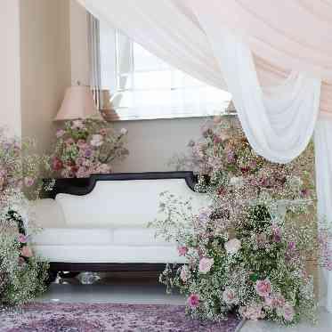 アルマリアン 福岡(ALMALIEN FUKUOKA)/エスクリウェディング ふたりらしさを装花や色づかいで表現します