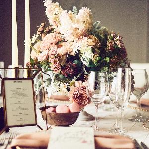 アルマリアン 福岡(ALMALIEN FUKUOKA) 大人花嫁が憧れる可憐で上品なダスティピンクのコーディネートも人気