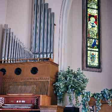 LEBAPIREO(レガピオーレ)-urban villa wedding- ステンドグラスとパイプオルガン