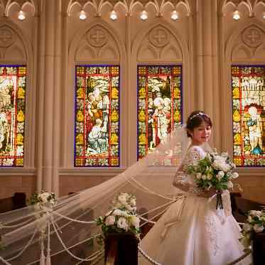 Monterfare(モンテファーレ) 繊細な光を透すステンドグラスが憧れのウエディングを彩る