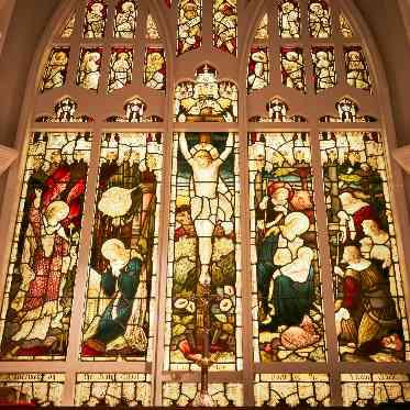 Monterfare(モンテファーレ) 細やかなタッチで聖人たちが描かれ、色使いの濃淡が実に繊細