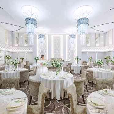 Monterfare(モンテファーレ) シャンデリアが輝き開放感あふれる天井高の披露宴会場