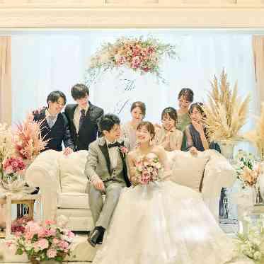 Monterfare(モンテファーレ) ふたりの席は純白のソファ。ボリュームたっぷりの花々と温かな祝福に包まれて