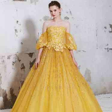 Monterfare(モンテファーレ) ボタニカルモチーフを纏ったイエローのドレス。