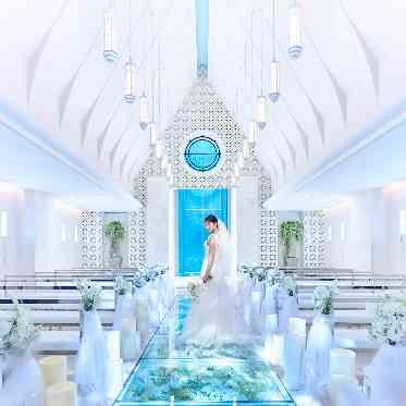 THE MARCUS SQUARE KOBE(ザ マーカススクエア 神戸) 天井高8mの白を基調とした空間に季節の花々を敷き詰めたガラスのバージンロード