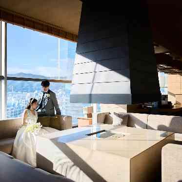 THE MARCUS SQUARE KOBE(ザ マーカススクエア 神戸) 17階はソファスペースも多くゲストとの会話も弾む