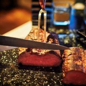 THE MARCUS SQUARE KOBE(ザ マーカススクエア 神戸) 次々とサーブされる美味しい料理の数々。感動の味わいにふたりもゲストも自然と笑顔に