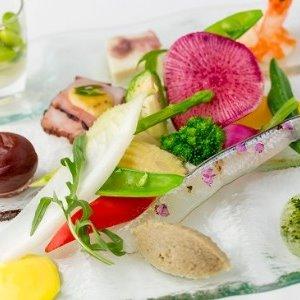 彩り豊かなオードブル。旬の食材を楽しんで♪