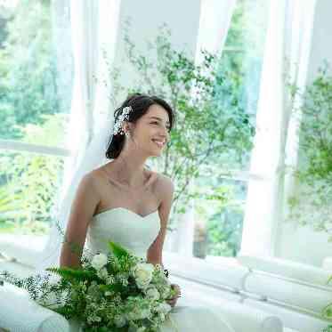 大理石の
バージンロードは
花嫁のウェディングドレス姿を
より一層美しく演出。