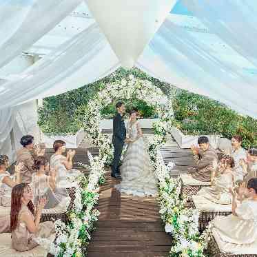 TOAST ゲストに近くで見守られながら誓いを立てる