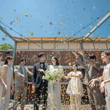 TOAST 青空の下のコンフェッティーシャワーは写真映え抜群◎