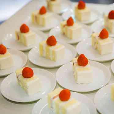 ウェディングケーキを人数分にカット