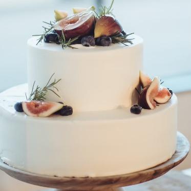 TOAST シンプルなケーキに季節のフルーツ