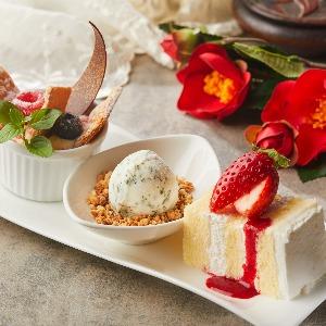 代官山 鳳鳴館 器に入れたマンゴーのミルフィーユ仕立て ココナッツバジル風味のグラス添え