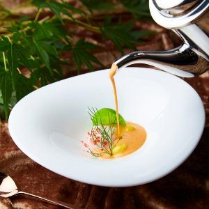 代官山 鳳鳴館 蟹ベースのしんじょう仕立てと銀杏。そこにサービスマンがビスクを注いで仕上げます