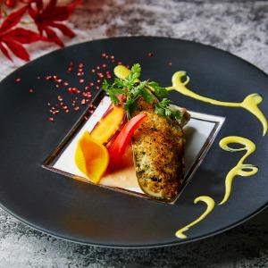 代官山 鳳鳴館 鯛に白身魚のムースとキノコを合わせて蒸しあげたものにパーナ貝のパン粉焼きを添えて