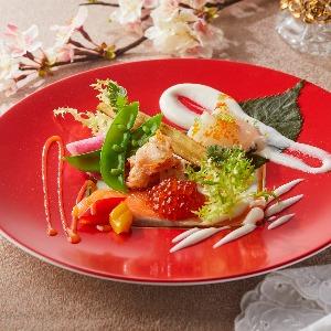 桜をアンフィジョンした鯛と桜チップを使用した自家製鮭燻製醤油と柚子の軽いソース