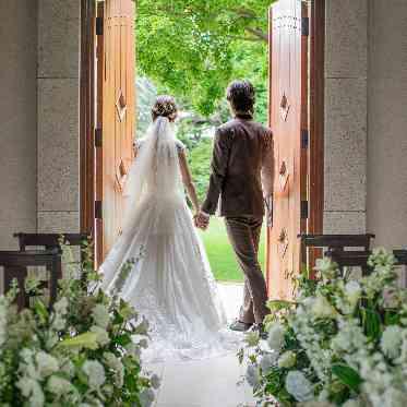 ザ サリィガーデン チャペルの扉を開けると緑いっぱいのガーデンがすぐそばに