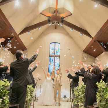 ザ サリィガーデン 大切なみんなの笑顔とフラワーシャワーの祝福に囲まれ永遠の誓いを立てる