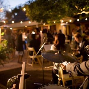 バンドの演奏で挙式後に食事と飲み物でみんなで会話を!