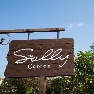 ザ サリィガーデン 駐車場の入り口にたつ看板