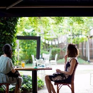 ザ サリィガーデン テラスを眺めながらのんびり待つのもおしゃれ!
