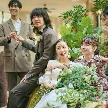 ヴィクトリアガーデン恵比寿迎賓館/テイクアンドギヴ・ニーズウェディング ロビーでゲストへおもてなし