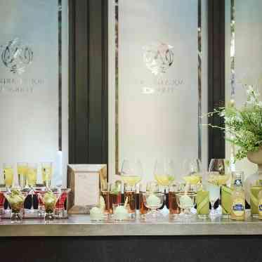 ヴィクトリアガーデン恵比寿迎賓館/テイクアンドギヴ・ニーズウェディング ロビーでゲストへおもてなし