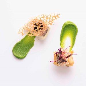 ヴィクトリアガーデン恵比寿迎賓館/テイクアンドギヴ・ニーズウェディング 「長崎県五島列島からの甘鯛の銀鱗フリットとお豆さんのピューレ」故郷の味をアレンジ